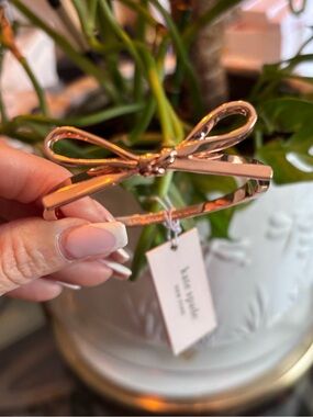 ✨✨Kate spade
Gold Bow Bracelet ✨✨✨